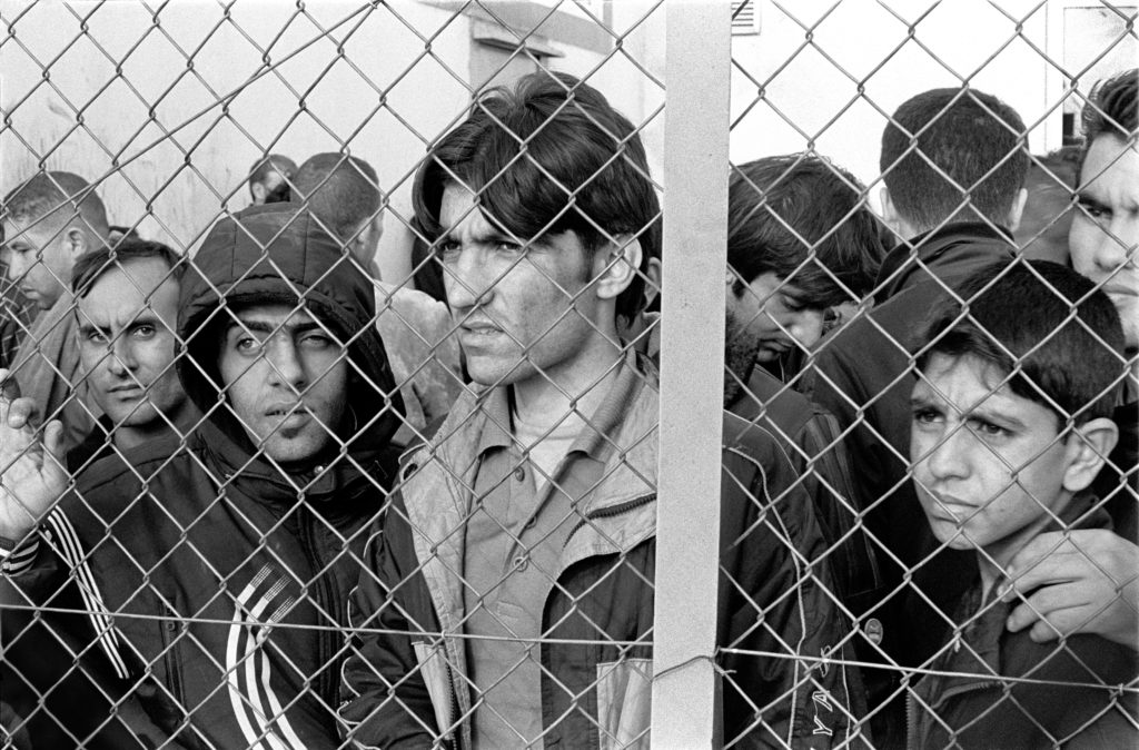 Imigrantes refugiados são detidos em penitenciária na vila de Fylakio, em Evros (Grécia), 2010. Por Ggia.