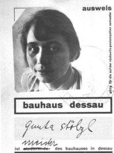 Carteira de estudante da Bauhaus de Gunta Stölzl, com fotografia, assinatura e o carimbo da instituição. A palavra estudante está riscada e acima está escrito a mão professor.