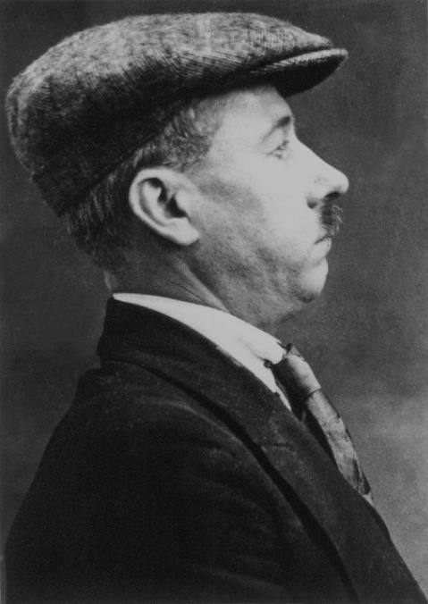 Foto de rosto, de perfil, de B. Traven, em preto e branco.