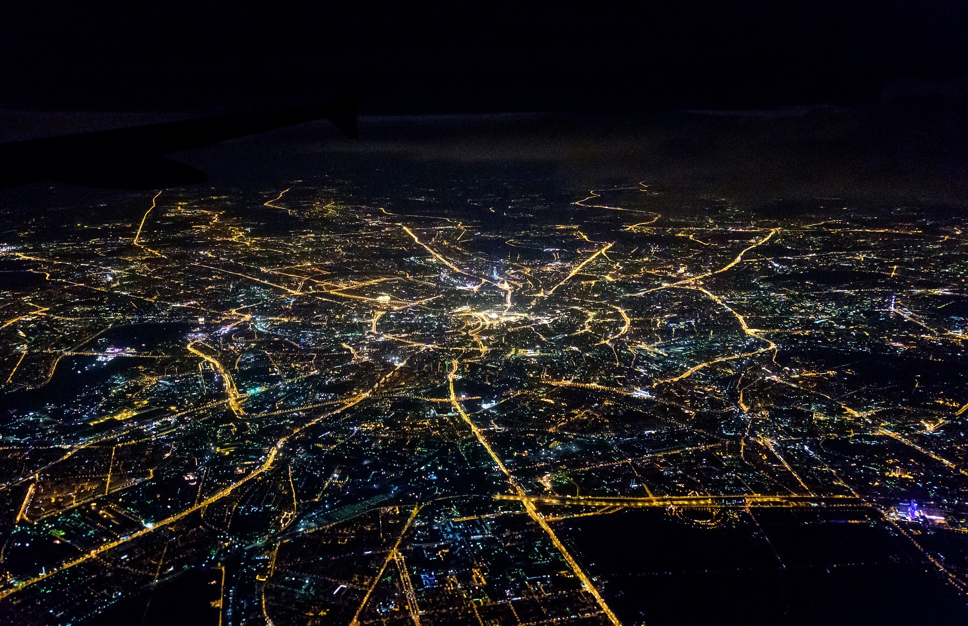 Foto aérea noturna da cidade de Moscou (Rússia), com luzes e fluxos.