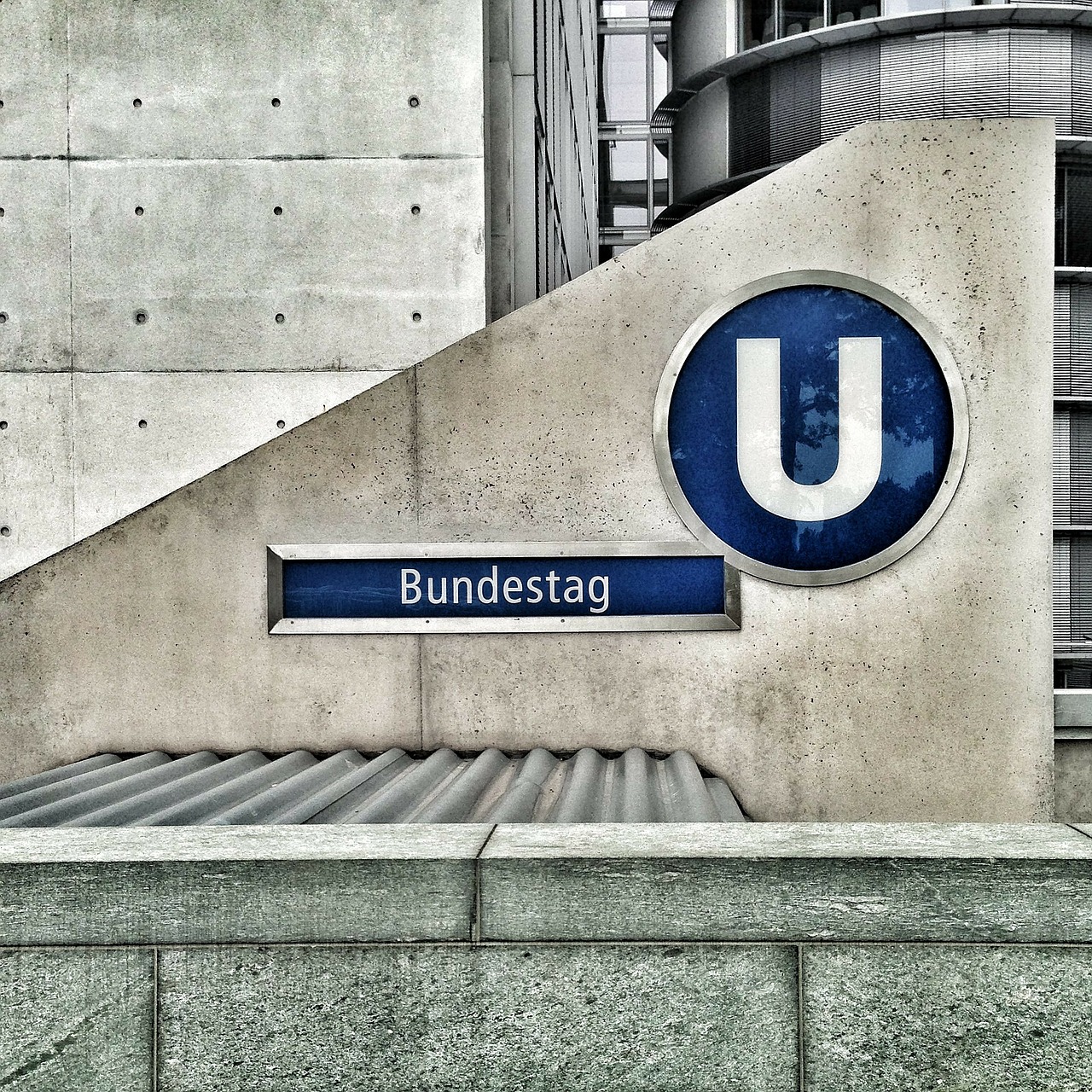 linhas arquitetônicas retas de uma estação de metrô na Alemanha