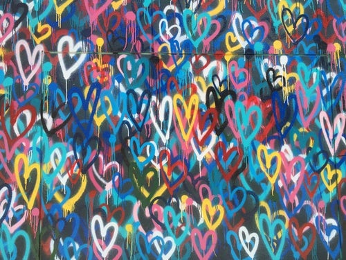 Pixação de corações em um muro.