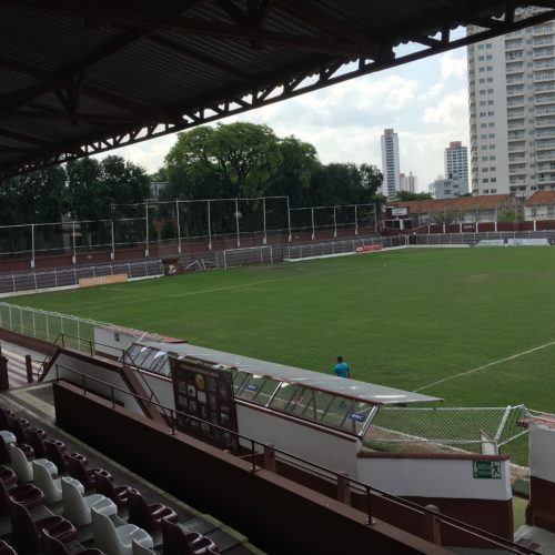 Imagem de um campo de futebol.