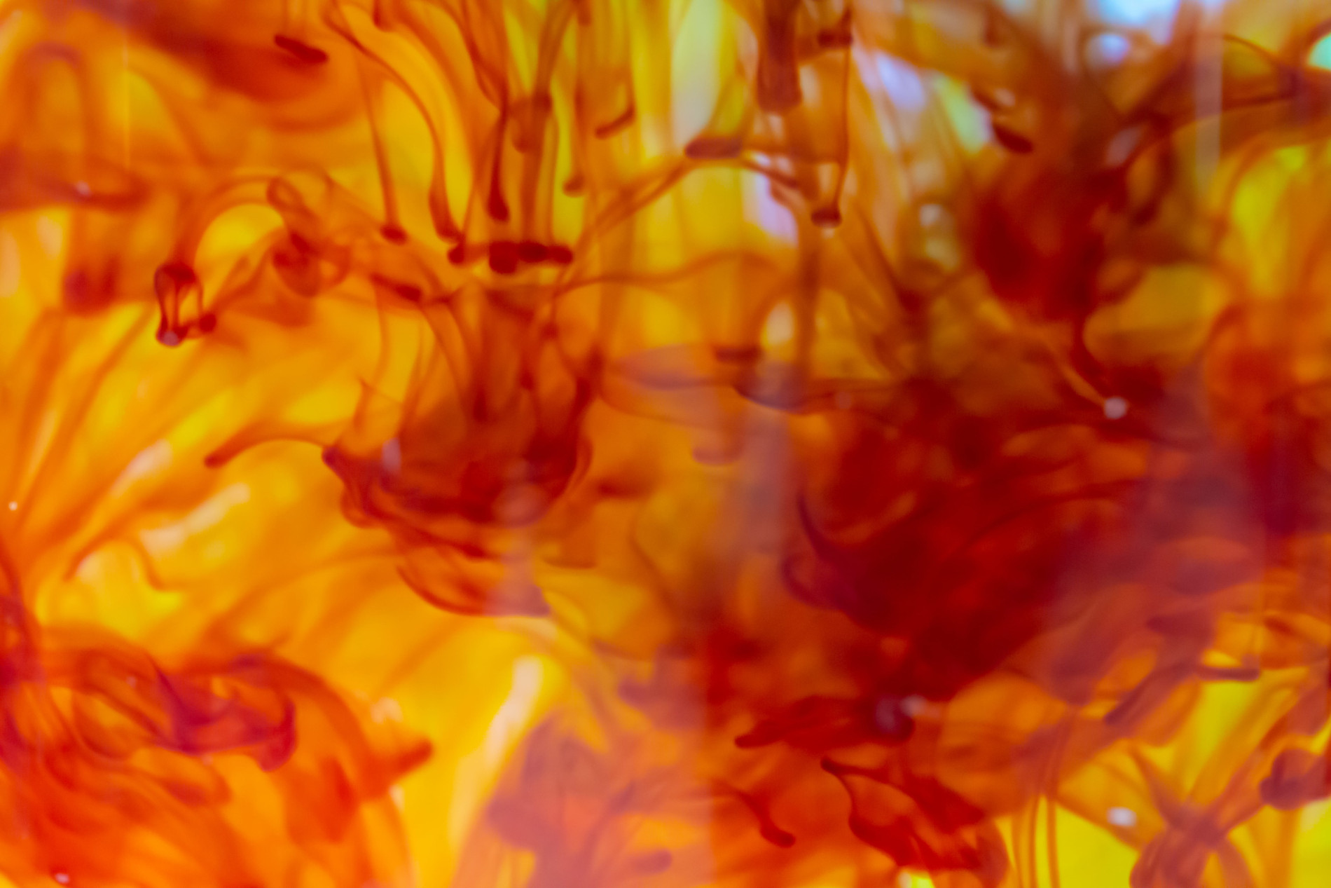 Imagem conceitual de uma fumaça laranja e vermelha.